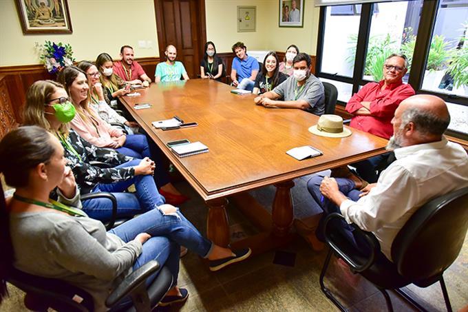 Jornalista Nelson Nunes conhece time do Marketing Unoeste