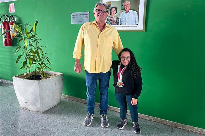 Atleta paralímpica Dayara Sousa é recebida na reitoria da Unoeste