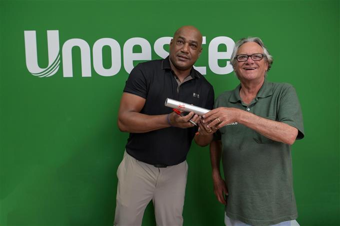 Notícia: Ex-atleta olímpico visita Unoeste e entrega homenagem