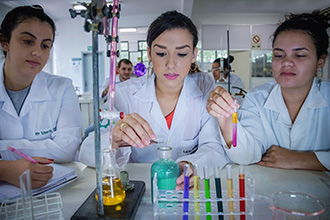 Laboratório de Química 1, 2 e 3: destina-se ao estudo de análises e reações químicas e conta com equipamentos, instrumentos e condições adequadas para oferecer segurança 