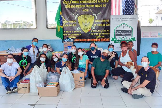 Alunos da Unoeste doam alimentos a comunidades em Guarujá