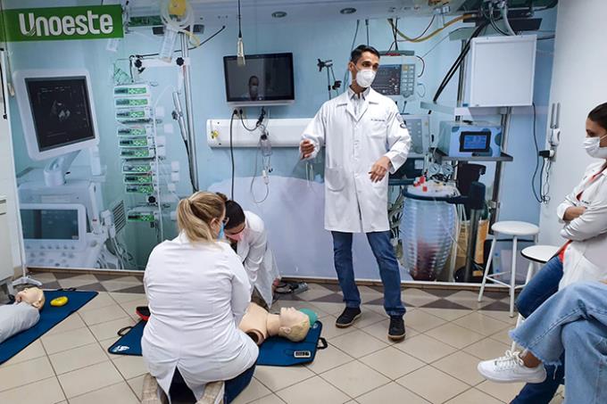 Médicos durante atividade da especialização em Medicina de Urgência e Emergência, no Laboratório de Habilidades e Simulação da Unoeste