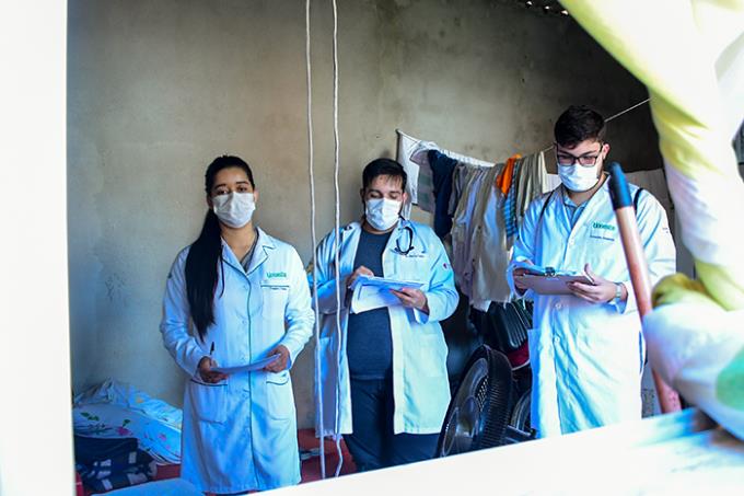 Medicina visita casas em ação contra a hanseníase em Machado - Unoeste