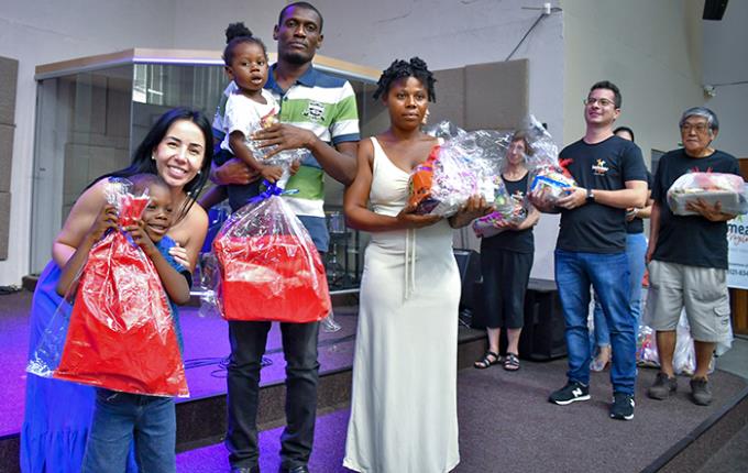 Mariana Vastag na entrega de brinquedos e cesta de Natal 