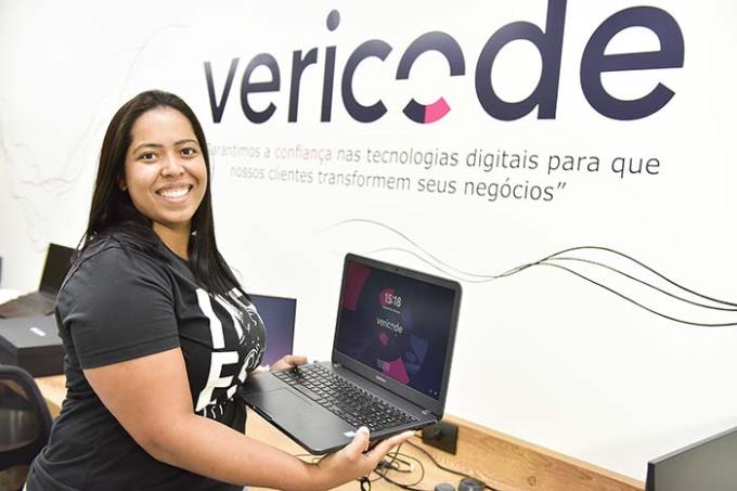 Maria Carolina Cordeiro, aluna do curso Engenharia de Software EAD, sobre estudar na Unoeste: “Tem sido uma experiência maravilhosa”