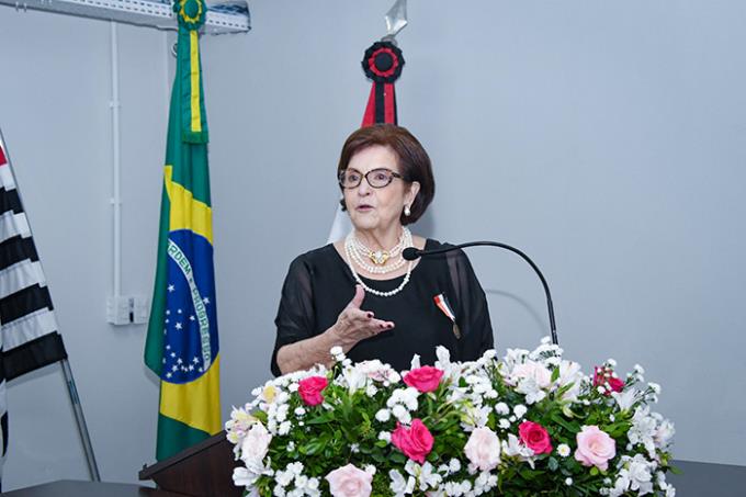 Professora Darcy em pronunciamento na tribuna: agradecimentos e reafirmação do seu compromisso com a educação