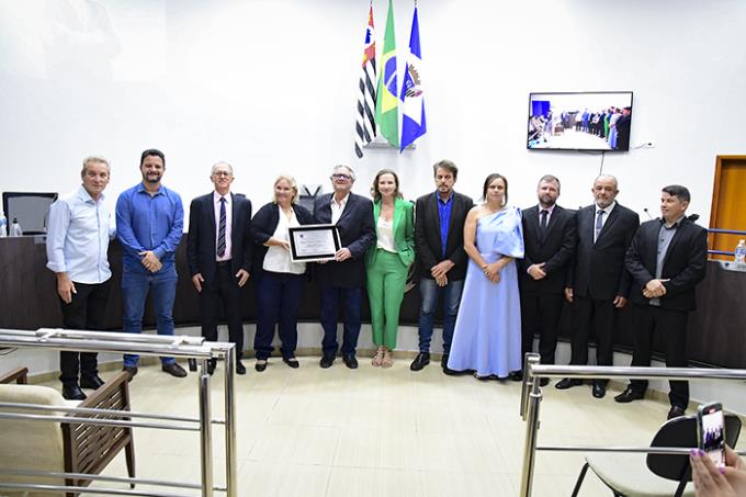 Prefeitos de Prudente e Machado, vereadores, com o homenageado Dr. Cesar Lima e sua esposa Angelita