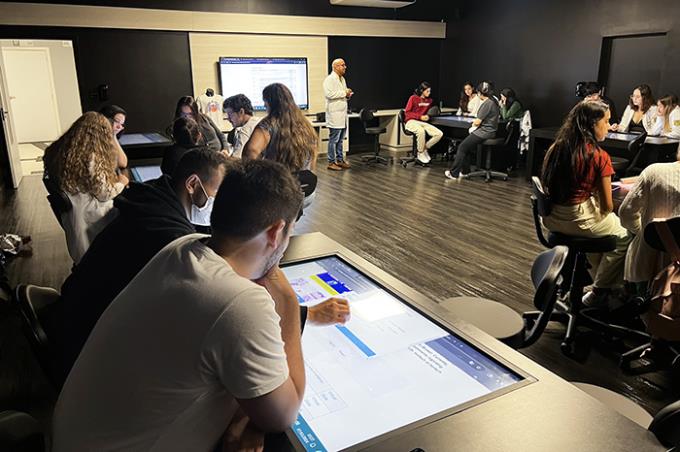 Em Guarujá, além da Sala Betha (foto) que possibilita aulas com metodologias ativas, a estrutura contempla outros laboratórios modernos