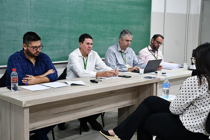 Juliana durante a arguição, estando presencialmente os doutores Fernando, Titiran, Alexandrius e Marcelo