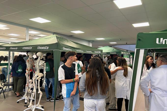 Feira de Profissões em Guarujá recebe alunos da região 