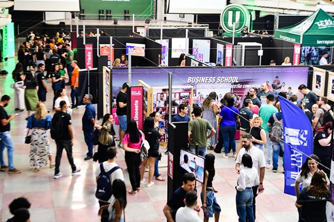 Vista de cima do Salão do Limoeiro no primeiro dia da 2ª edição do Conexão Carreiras; mais de 700 estudantes se inscreveram no evento