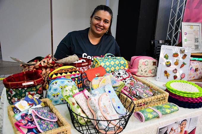 Estudante de Design de Moda, Dayane Menezes participou da feira expondo e vendendo produtos de artesanato em patchwork e crochê