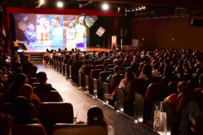 Teatro César Cava ficou repleto de alunos, professores e profissionais da área da odontologia