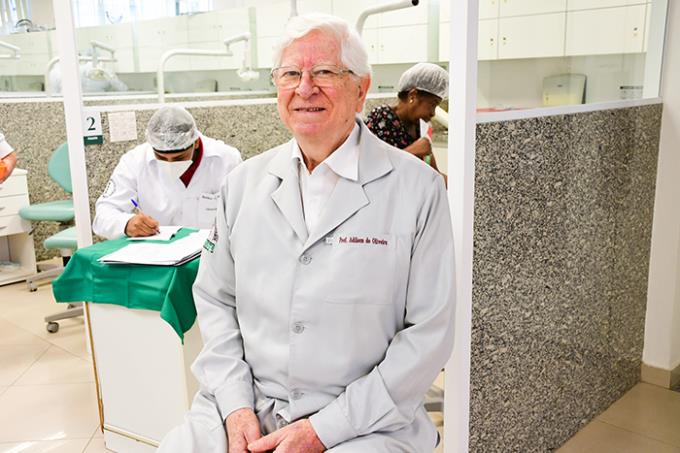 Há 49 anos o professor Adílson de Oliveira se dedica à docência formando profissionais dentistas na Faculdade de Odontologia da Unoeste