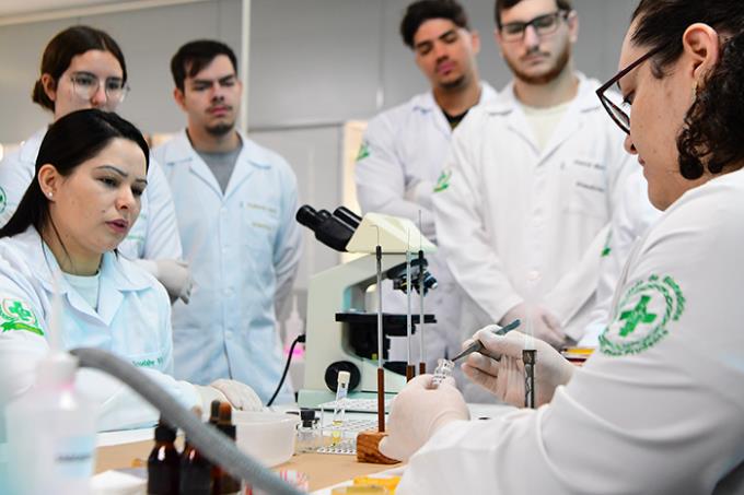 Biomedicina é 2º melhor curso particular do Brasil e o melhor curso da região