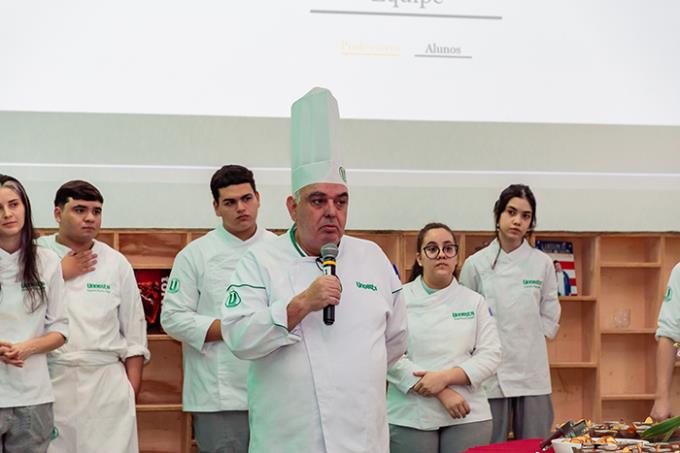 Chef Ulisses durante lançamento do projeto de extensão