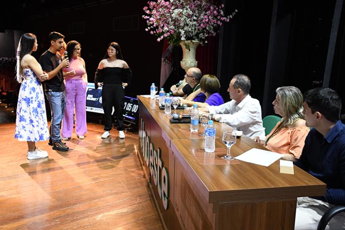 Equipe campeã, durante apresentação final no Teatro César Cava, foi questionada pelos jurados que aprovaram a proposta apresentada