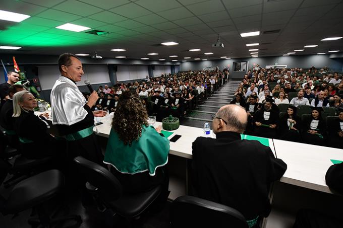 A mesa principal da cerimônia contou com a presença de autoridades acadêmicas e homenageados, simbolizando o avanço da Unoeste no litoral paulista