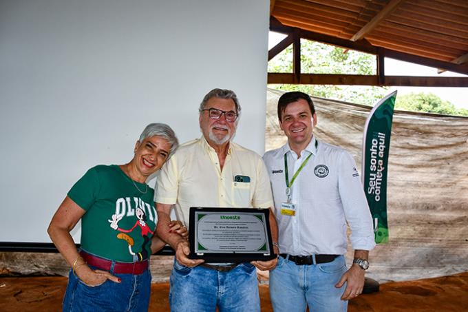 Homenagem ao Dr. Ciro, entre a esposa Mônica e o Dr. Fábio