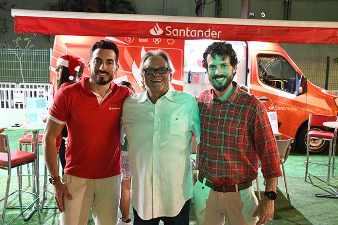 Antônio Carlos de Oliveira, do Santander, Dr. Cesar Lima e Bruno Dias, diretor de marketing da Unoeste, celebram a magia do Natal