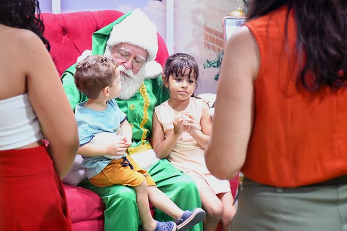 Papai Noel garante alegria da criançada na Vila Natal Unoeste