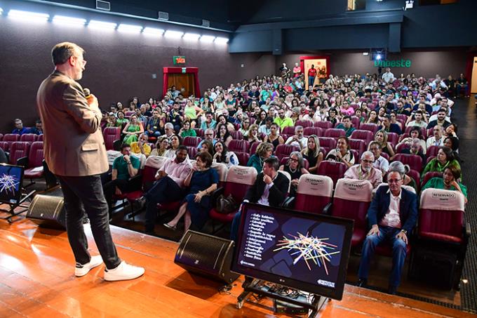 Realização da conferência no Teatro César Cava que recebeu professores e coordenadores de Prudente