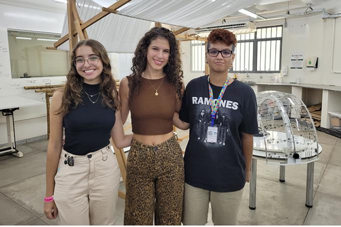 Os amigos Maria Eduarda Goldoni, Maria Beatryz Santos e Alexandre Fachiano aproveitaram a visita para conhecer mais sobre Arquitetura e Urbanismo 