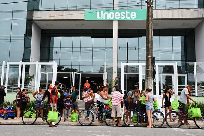 Unoeste Guarujá entrega 667 cestas em cerimônia solidária