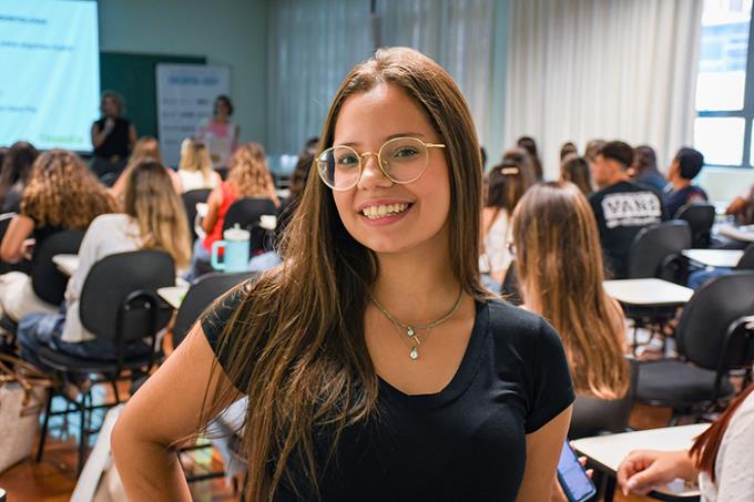 Isabela Galhardi, caloura do curso de Odontologia