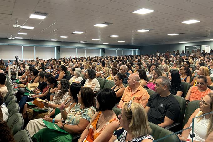 Professores lotam o auditório da Unoeste Guarujá em evento promovido pela Seduc