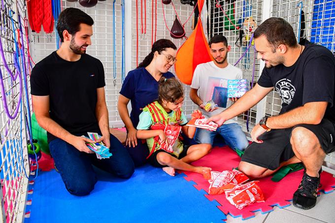 Lumen et Fides recebe doações arrecadadas por universitários