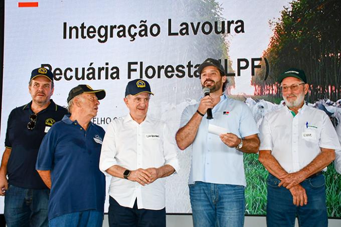 Chiquinho Matturro, Cadão, Carlos Vicava, Piai e Luiz Lourenço na abertura